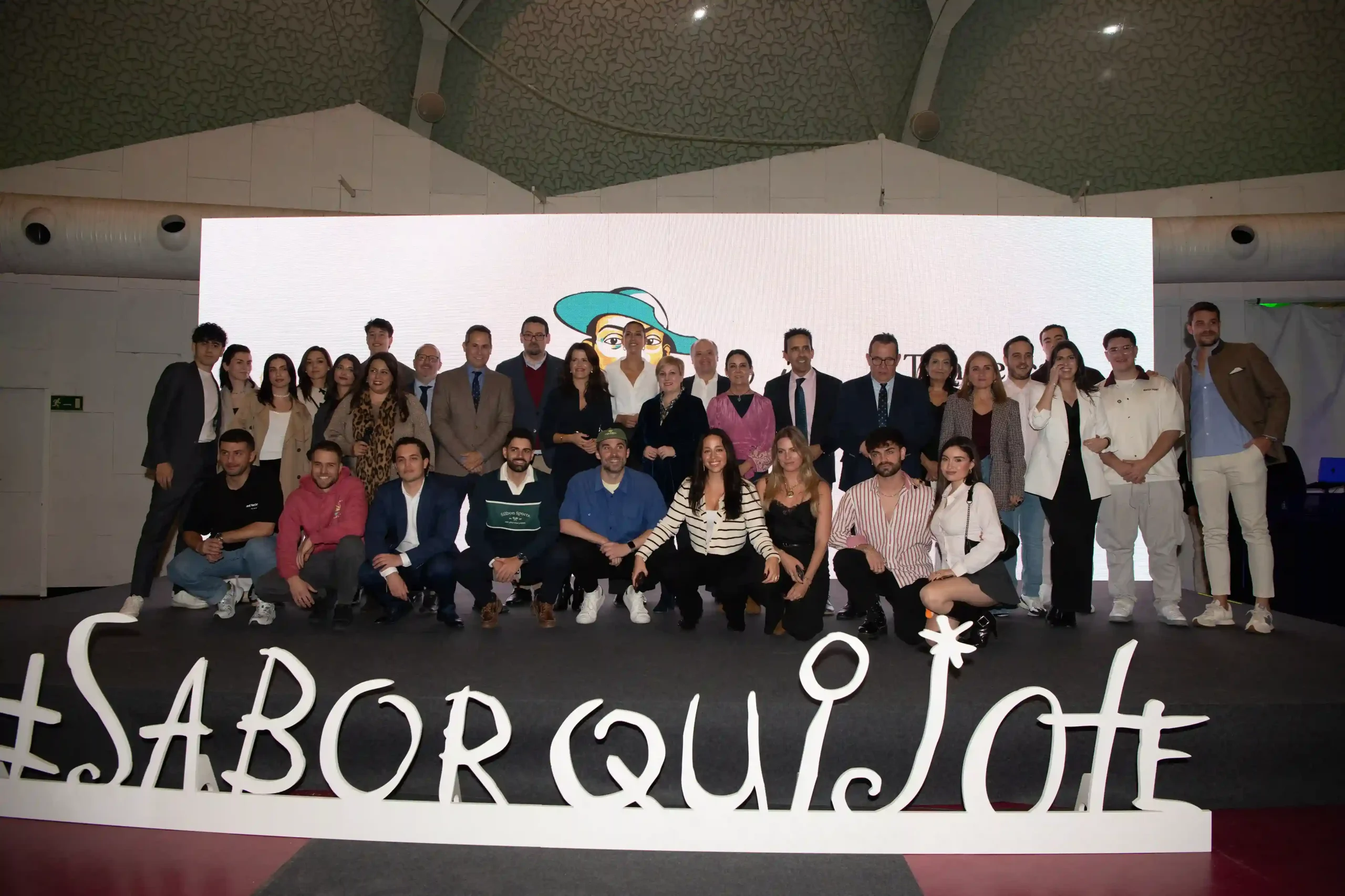 Grupo de personas en el escenario del evento de Sabor Quijote de Valladolid