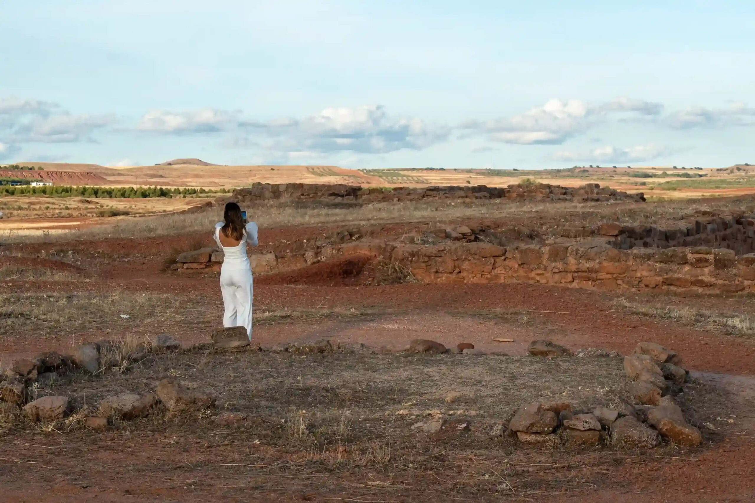 Chica haciendo una foto en una llanura manchega en el evento de Sabor Quijote en Villanueva de los Infantes