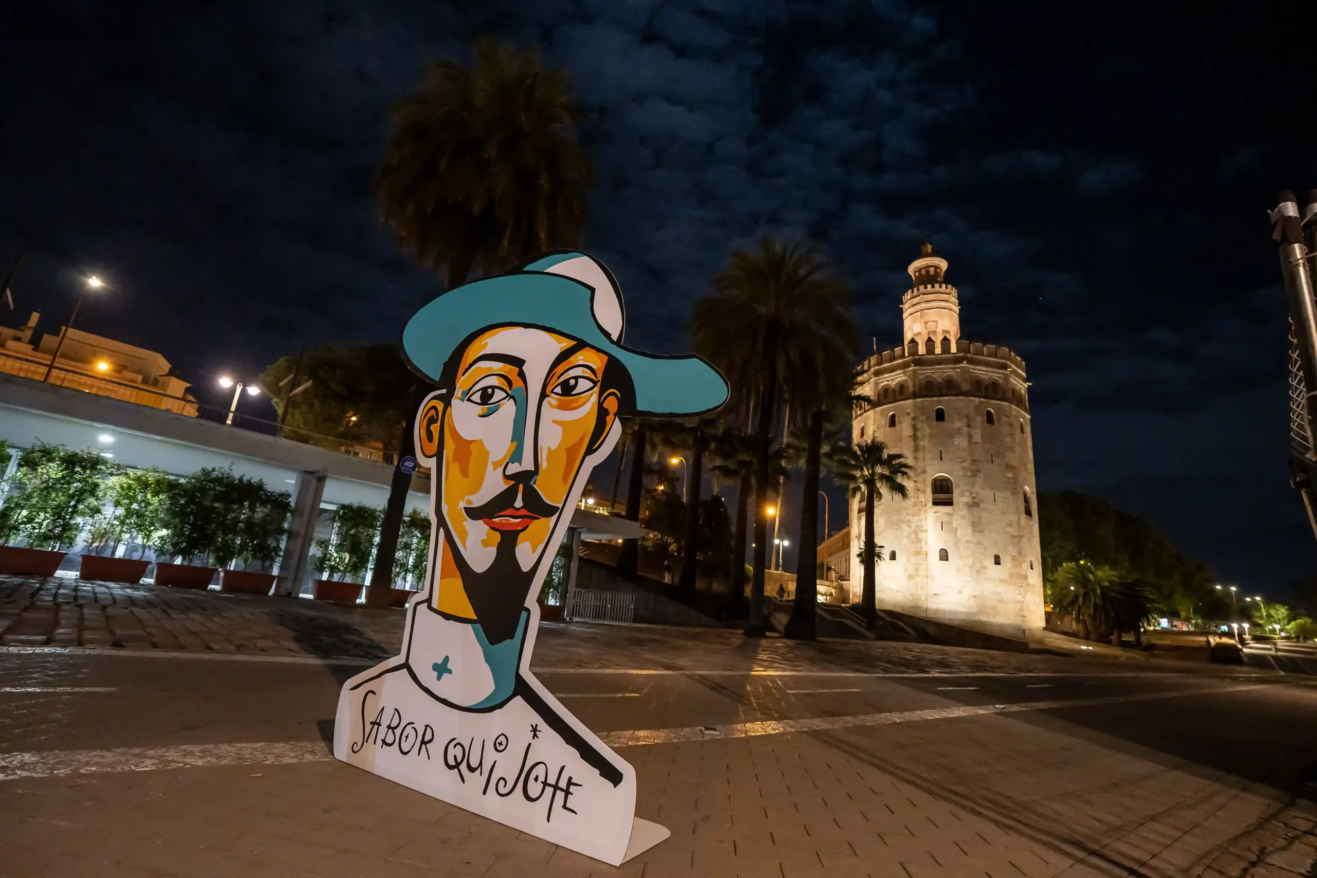 Figura de Don Quijote junto a la Torre Del Oro en el evento de Sabor Quijote de Sevilla