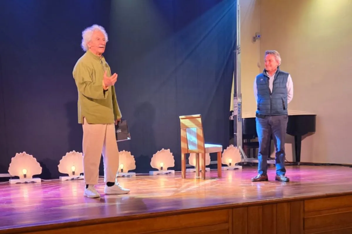 Dos personas en un escenario en el evento de Silos de Oro