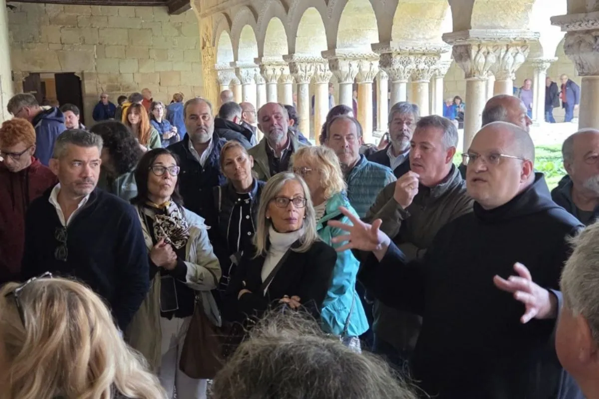 Guía explicando la historia del Monasterio de Silos en el evento de Silos de Oro