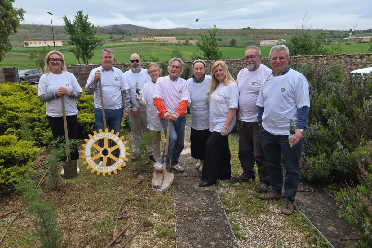 Grupo de personas plantando sabinas en el evento de Silos de Oro